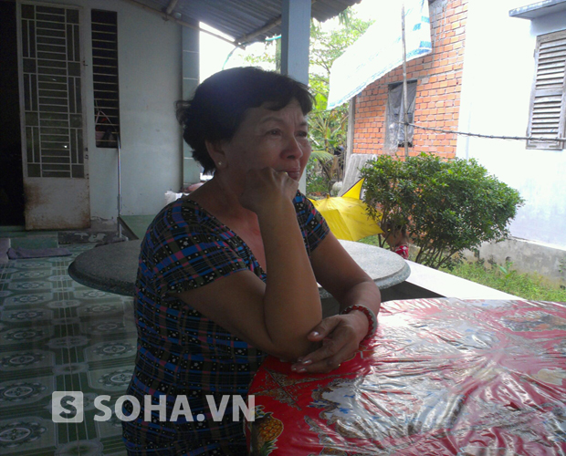  	Bà Than - mẹ Huynh, khóc nức nở khi kể chuyện của con.