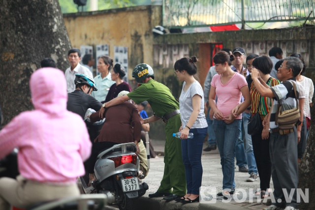 Vòng hoa hình chữ S trong ngày viếng cuối cùng tại nhà Đại tướng