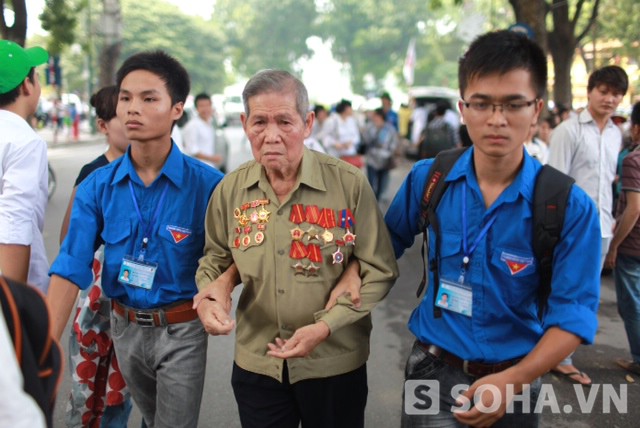 Vòng hoa hình chữ S trong ngày viếng cuối cùng tại nhà Đại tướng