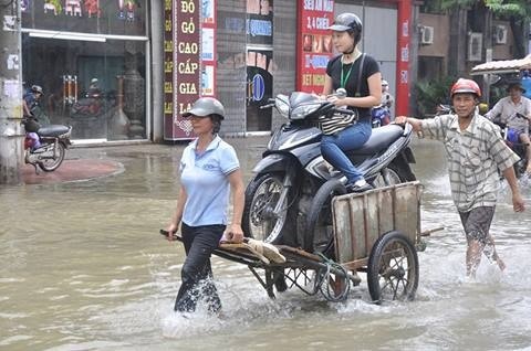 Tổng hợp những ảnh cực độc cười ra nước mắt Hà Nội mùa lụt (P2)