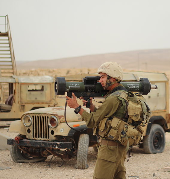 Một binh sĩ Vệ binh Cộng hòa Israel đang ngắm bắn mục tiêu với MATADOR