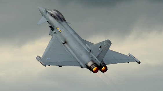 Một chiếc Typhoon của Không quân Hoàng gia Anh được trang bị tên lửa IRIS-T