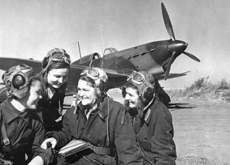 Lydia (ngoài cùng bên trái) và các thành viên trong phi đội của mình.