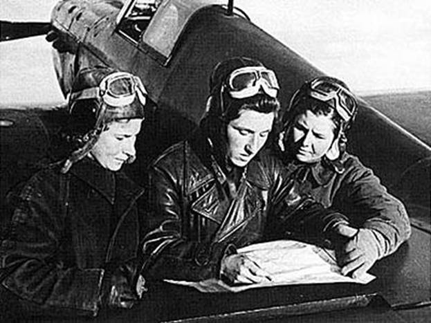 	Lydia (bên trái) cùng Chỉ huy trưởng Sergei Danilov (giữa) bên cạnh chiếc Yak-1B của Lydia trong một chuyến bay năm 1942.