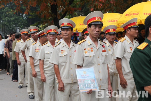 Vòng hoa hình chữ S trong ngày viếng cuối cùng tại nhà Đại tướng