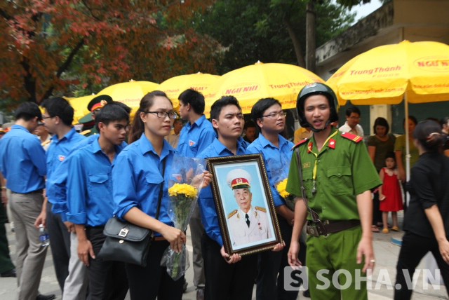 Vòng hoa hình chữ S trong ngày viếng cuối cùng tại nhà Đại tướng