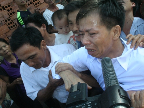 
	Niềm vui của gia đình ông Chấn khi ông được tha tù sau 10 năm lĩnh án chung thân.