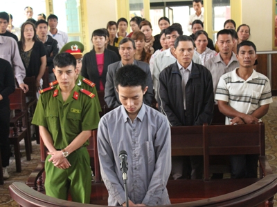 
	Nghịch tử Nguyễn Văn Đức (hàng đầu) đứng nghe tuyên án.