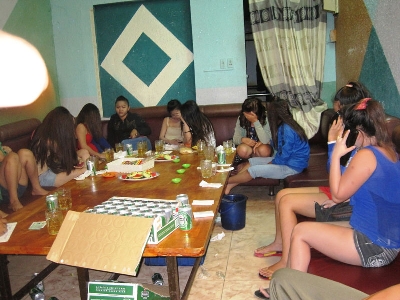 Tiếp viên nữ ăn mặc hở hang đang tiếp khách ở nhà hàng Lộc Thịnh số 63 .