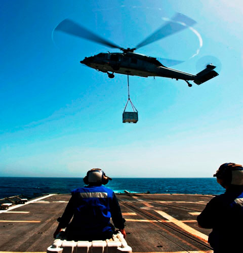 Trực thăng vận tải MH-60S hạ cánh xuống boong USS Hue City.
