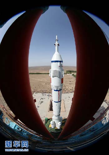 Ngoài ra, trong hai năm 2007 và 2010, Trung Quốc cũng hai lần phóng tàu thăm dò Hằng Nga đến quỹ đạo mặt trăng để chuẩn bị cho việc đưa tàu đáp xuống bề mặt chị Hằng và tiếp theo là đưa người đặt chân lên vệ tinh tự nhiên của Trái đất trước năm 2020.