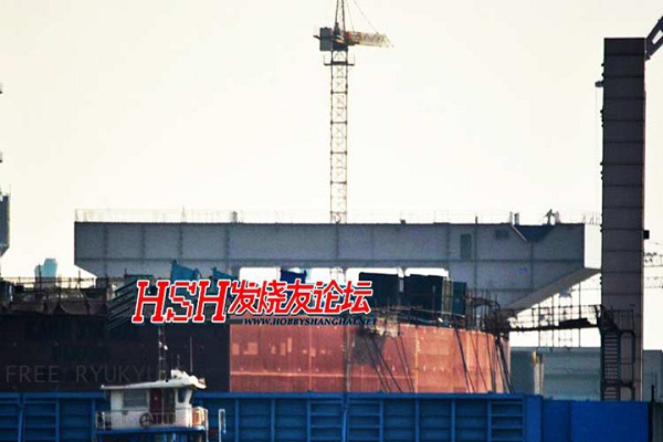 Hình ảnh Trung Quốc đang đóng tàu sân bay nội địa phát tán trên các diễn đàn quân sự Trung Quốc.