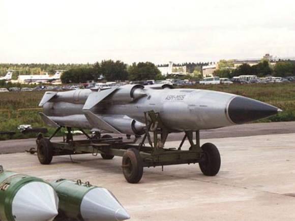 Kh-31A có chiều dài 4,7m, đường kính thân 0,36m, trọng lượng phóng 610kg. Tên lửa được lắp hai động cơ đẩy. Khi phóng, động cơ rocket nhiên liệu lỏng gắn ở đuôi được kích hoạt đưa tên lửa đạt tốc độ Mach 1,8 và tự tách ra khi hết nhiên liệu. Sau đó, 4 cửa hút khí mở ra và vỏ tên lửa rỗng trở thành buồng đốt động cơ tĩnh phản lực dùng nhiên liệu dầu lửa giúp tên lửa đạt vận tốc Mach 2,9, tầm bắn tiêu diệt mục tiêu 5-70km.