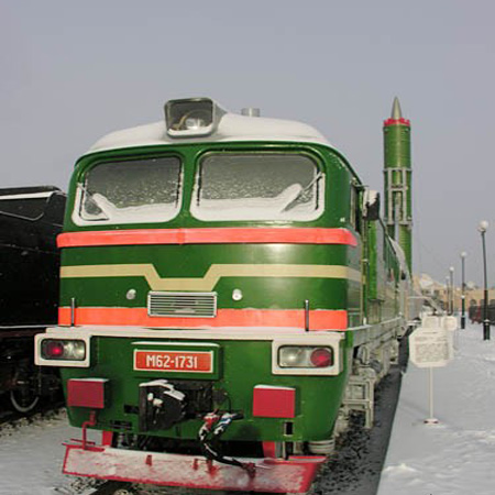 
	Các “đoàn tàu ICBM” với hình dáng y hệt các đoàn tàu chở hàng hoạt động không nghỉ trong hệ thống đường sắt quy mô lớn của Nga. Các biện pháp theo dõi của Mỹ và Phương Tây đã bó tay với loại vũ khí độc đáo này của Nga.