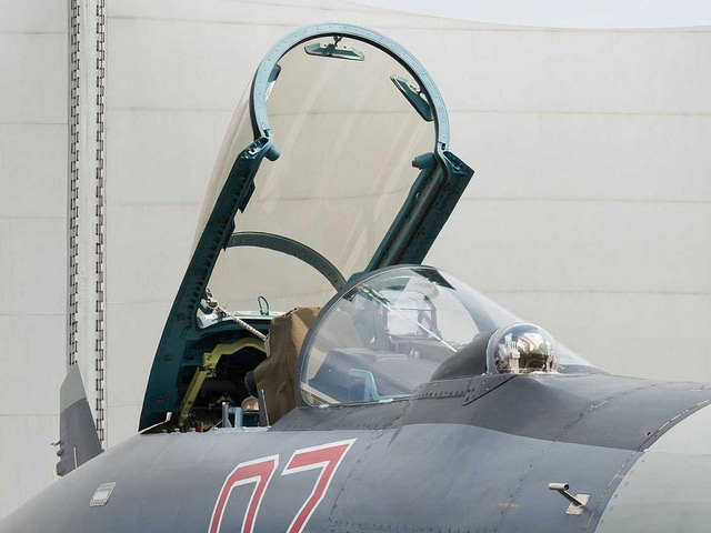 Su-35 là loại chiến đấu cơ một người ngồi.