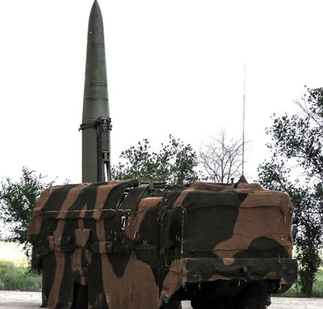 Theo số liệu của chính các chuyên gia trong Hiệp hội các nhà khoa học Mỹ, tên lửa Iskander-M có những tính năng độc nhất vô nhị, khả năng ưu việt và hiệu quả gấp 5-8 lần so với các tên lửa cùng loại của các nước ngoài. Iskander-M là tên lửa sử dụng một tầng nhiên liệu đẩy, trang bị hệ thống dẫn đường đầy đủ, chiều dài của tên lửa là 7,2 m, đường kính 0,95 m, trọng lượng phóng 3,8 tấn, đầu đạn nặng 380 kg. Đặc biệt, tên lửa có thể tấn công các mục tiêu của đối phương với độ chính xác CEP chỉ 2 m. Do vậy, Iskander-M được coi là loại vũ khí quan trọng nhất để Nga có thể mặc cả với Mỹ về hệ thống phòng thủ tên lửa ở Đông Âu.