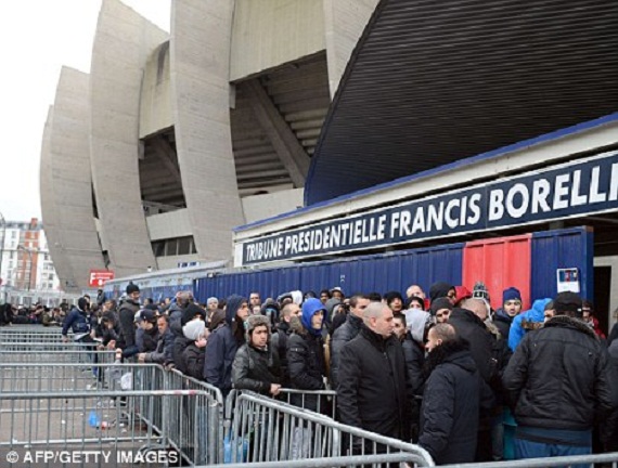 
	Rất đông NHM kéo đến xếp hàng để mua vé xem trận đấu giữa PSG và Barca