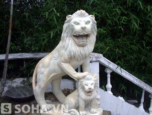 Sư tử đá lớn và bé. Trong văn hóa truyền thống người Việt, không hề có tượng sư tử đá.