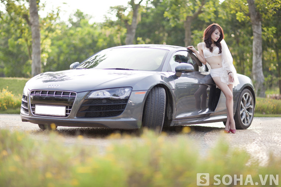 Đối thủ của Mai Thỏ khoe ngực căng tròn bên Audi R8