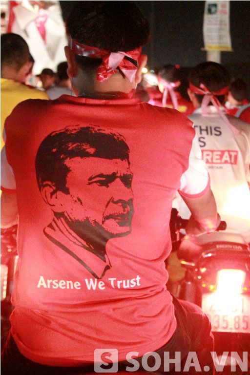 Fan Arsenal kẹp 3, ko đội mũ bảo hiểm đi đón thần tượng