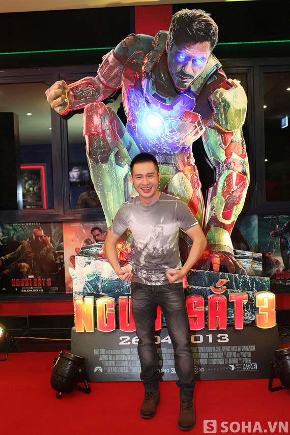 Anna Trương, Hoàng Hải tạo dáng tinh nghịch bên Iron Man