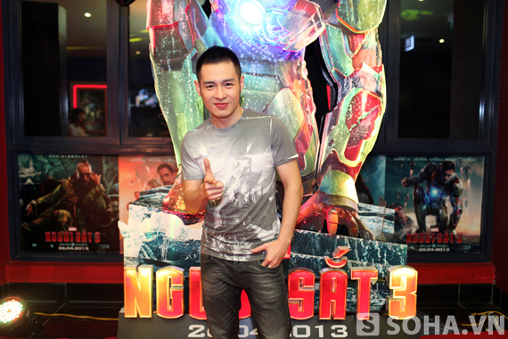 Anna Trương, Hoàng Hải tạo dáng tinh nghịch bên Iron Man