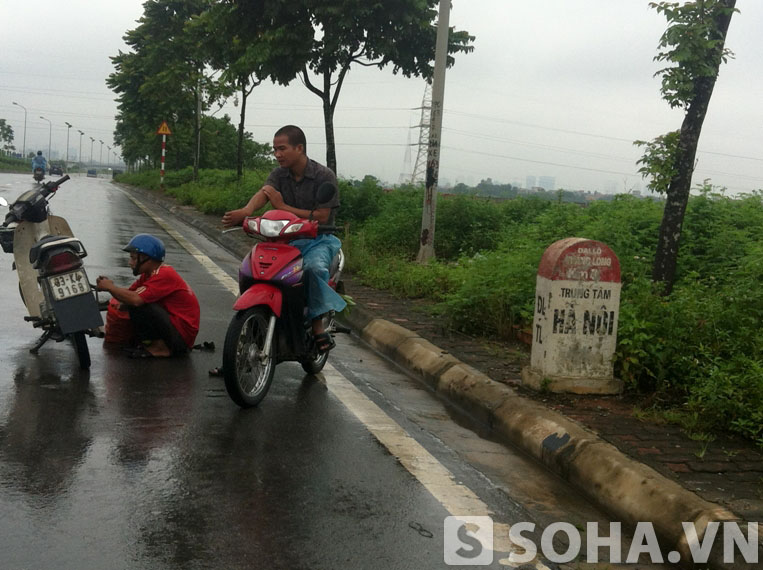 	Không ít phương tiện bị chết máy khi đi qua những đoạn đường ngập nước ở Đại Lộ này. Và 