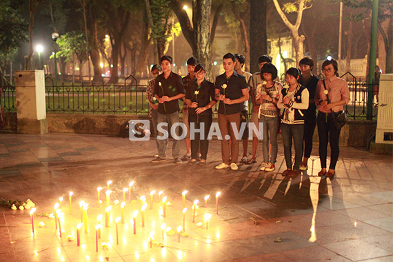 Giới trẻ nửa đêm đốt nến tưởng niệm Đại tướng Võ Nguyên Giáp
