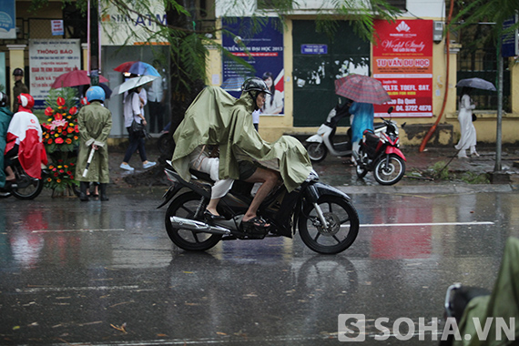 Học sinh thủ đô đón khai giảng trong mưa gió