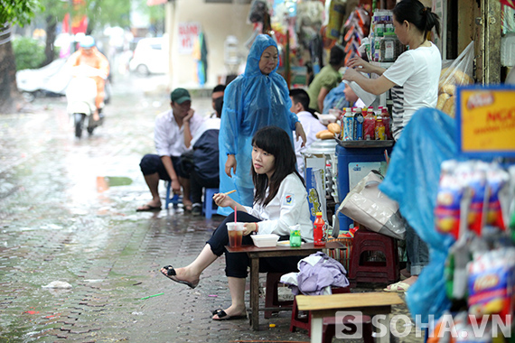 Học sinh thủ đô đón khai giảng trong mưa gió