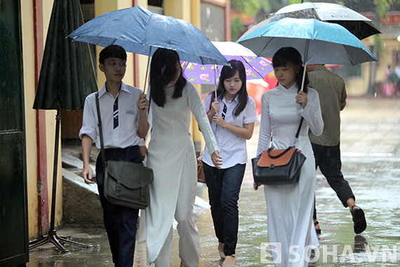 Học sinh thủ đô đón khai giảng trong mưa gió