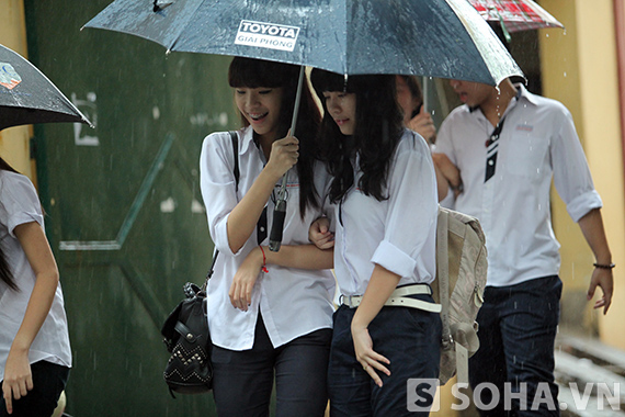 Học sinh thủ đô đón khai giảng trong mưa gió