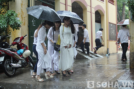 Học sinh thủ đô đón khai giảng trong mưa gió