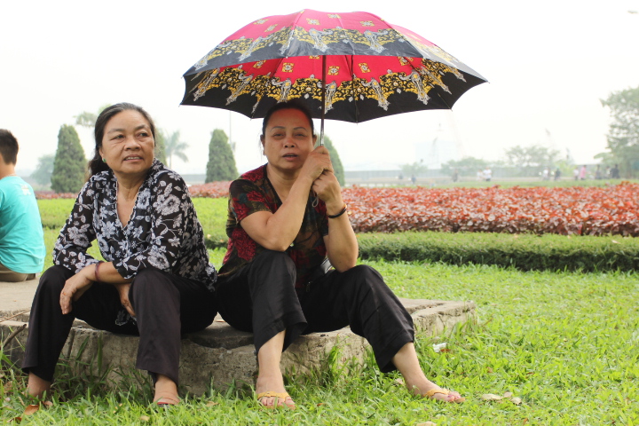 
	Hai người phụ nữ này ra khu vực cầu Thăng Long từ rất sớm để tiễn đưa linh cữu Đại tướng.