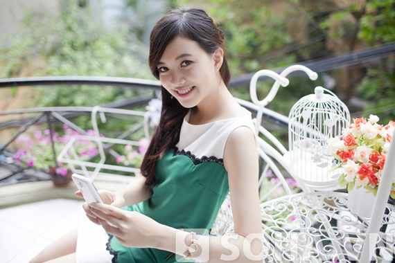 Thiếu nữ Việt lãng mạn bên HKphone RevoHD4