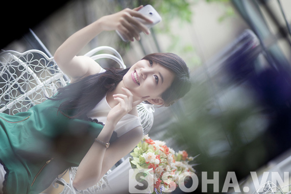 Thiếu nữ Việt lãng mạn bên HKphone RevoHD4