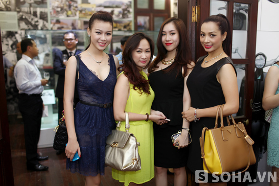 	Từ phải qua trái có cựu người mẫu Thuý Hằng, ca sĩ Huyền Trần Idol, top 10 HHVN Trương Tùng Lan (ngoài cùng bên trái).
