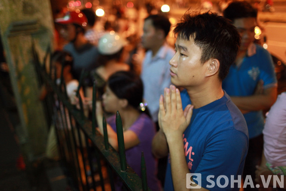 
	Người thanh niên này đã đứng bên hàng rào nhà Đại tướng để tưởng niệm rất lâu.