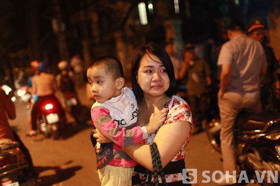 
	Người mẹ bế con đến vái vọng anh linh Đại tướng trước cửa nhà 30 Hoàng Diệu đã không thể cầm được nước mắt.