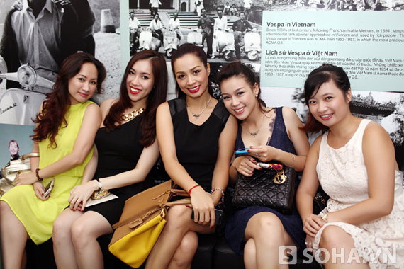 	Bộ ba Huyền Trần Idol, người mẫu Thuý Hằng và top 10 HHVN Trương Tùng Lan khá thân thiết với nhau. 