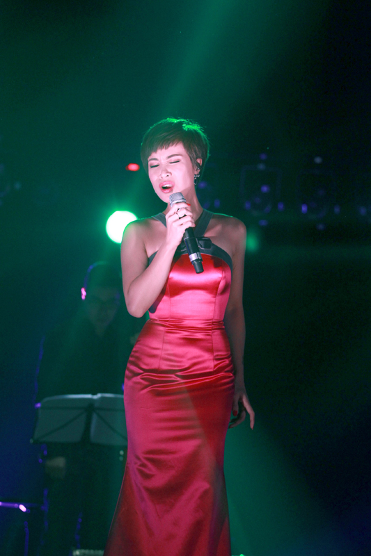  	Với Dòng sông lơ đãng, Phố mùa đông... Uyên Linh đã cho thấy sự trưởng thành của cô trong phong cách trình diễn lần giọng hát. Ba năm kể từ khi bước ra khỏi cuộc thi Vietnam Idol, Uyên Linh ngày càng trưởng thành. Cô đã để lại dấu ấn đậm nét trên con đường âm nhạc đã lựa chọn.