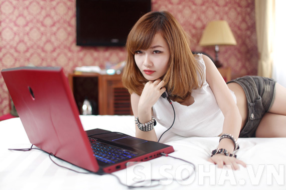 Người đep Việt khoe nội y nóng bỏng bên Dell Alienware