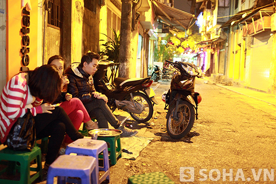 	Các quán trà chanh vỉa hè vắng bóng các thanh niên vì thời tiết khá lạnh.