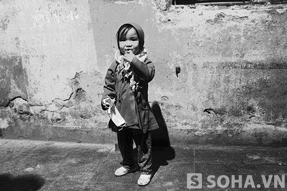 	Em bé này cũng được mặc ấm áp và kín đáo trong gió lạnh đầu mùa của Hà Nội.