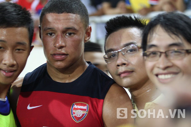 Sao Arsenal phát quà, chụp ảnh lưu niệm, ký tặng... NHM Việt Nam
