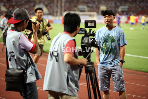 	họ còn mời nhạc sĩ Huy Tuấn ra quay phỏng vấn.