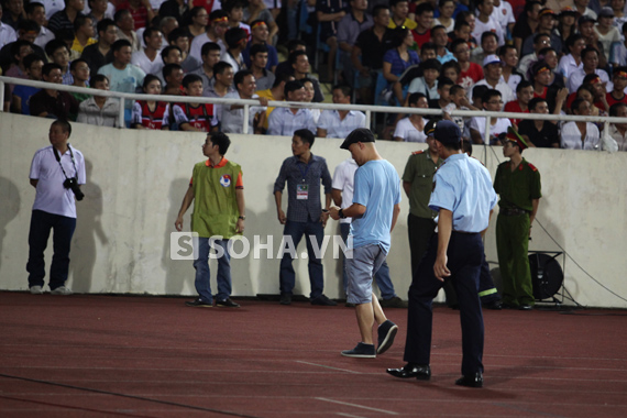 	Lực lượng bảo vệ mời nhạc sĩ Huy Tuấn rời sân vì anh không xuất trình được thẻ ban tổ chức