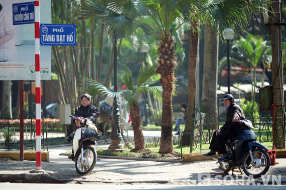 
	Các bác xe ôm cũng tranh thủ tắm nắng khi chờ khách.