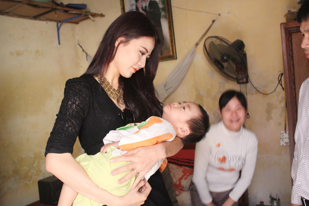 
	Trần Thị Quỳnh bế Phạm Quốc Huy,em bé bị mắc bệnh tim bẩm sinh.