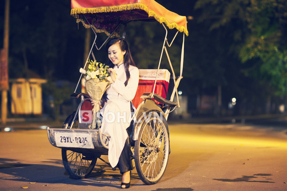 Bà Tưng nền nã với áo dài tại Hà Nội